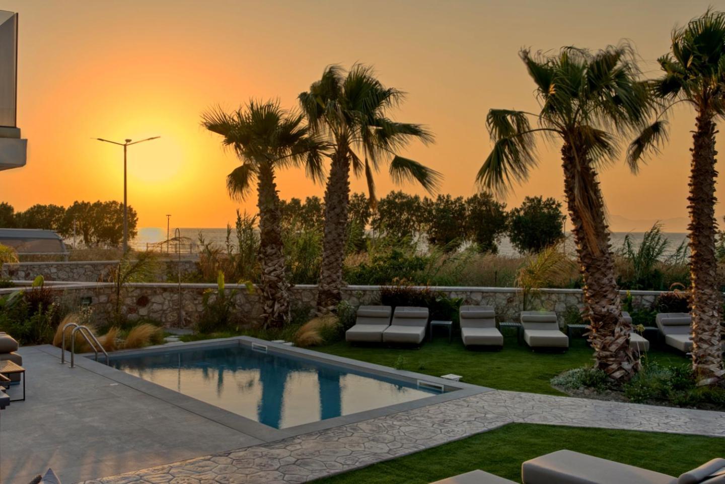 Penelope Beachfront Villa Kremasti  Luaran gambar